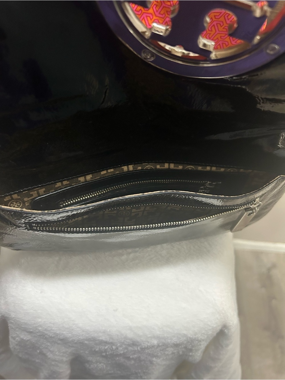Tory Burch Black Patent Leather Logo Wristlet Clutch - Picture 5 of 14